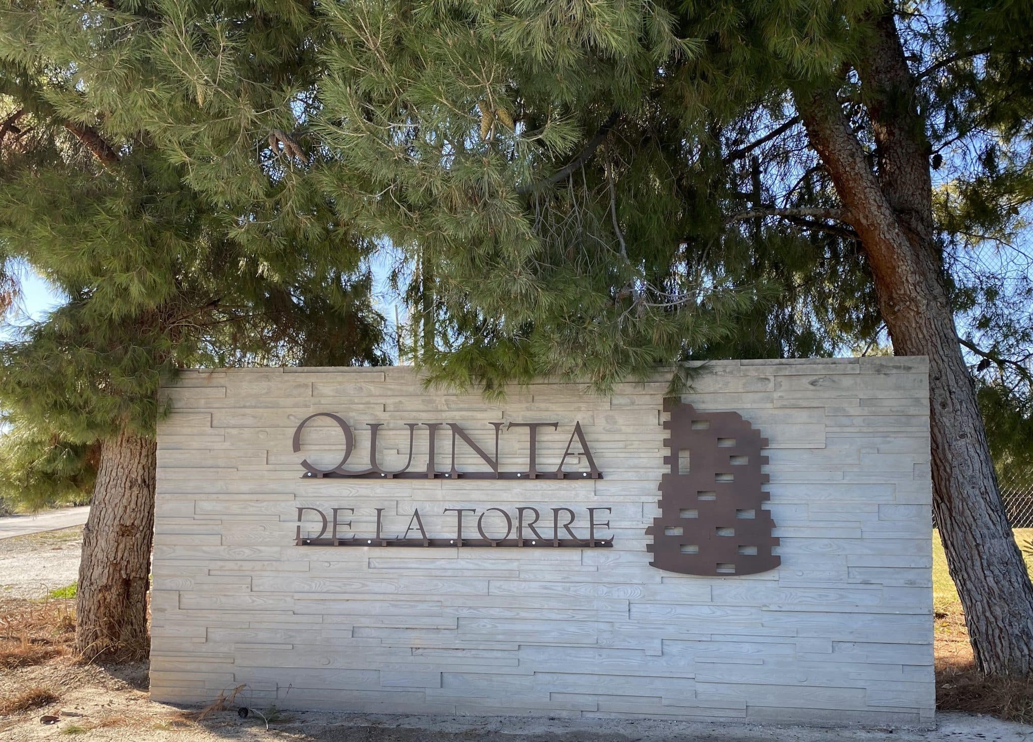 Muro de entrada y acceso peatonal al recinto del club Quintadelatorre