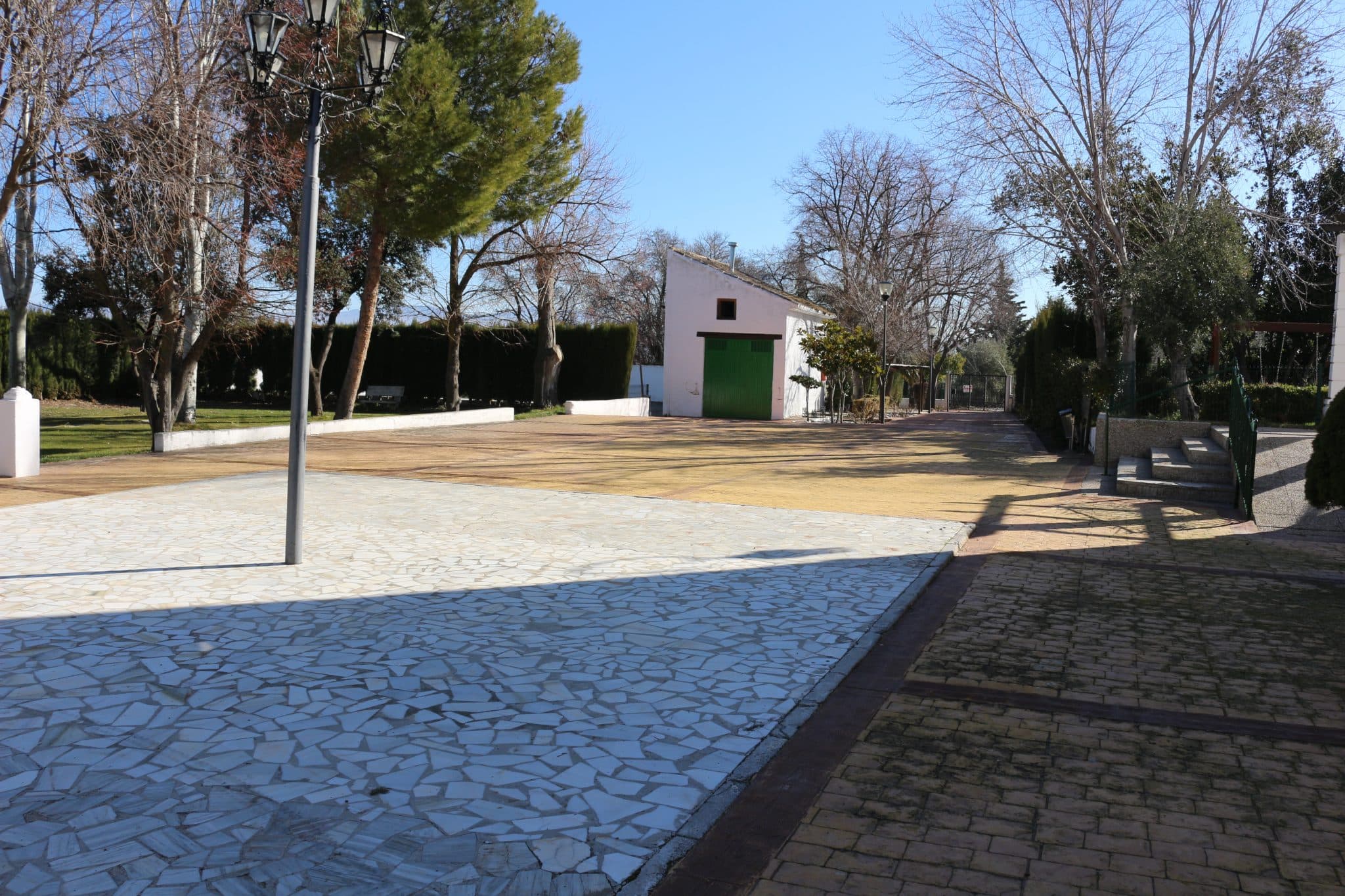 Placeta ajardinada del club, espacio común para socios
